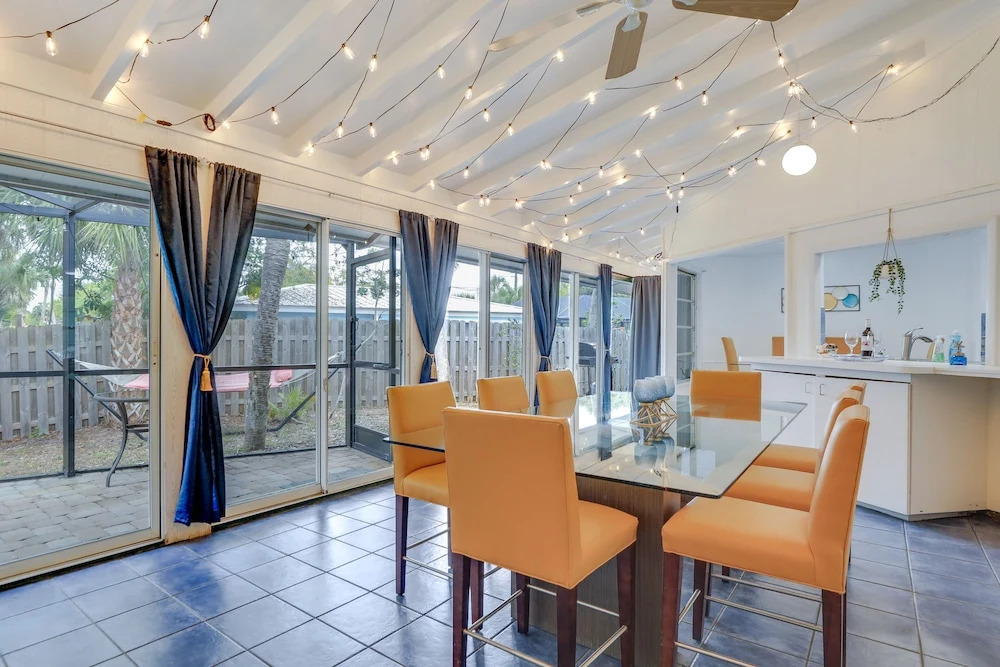 Englewood Home w Shared Pool & Screened Lanai