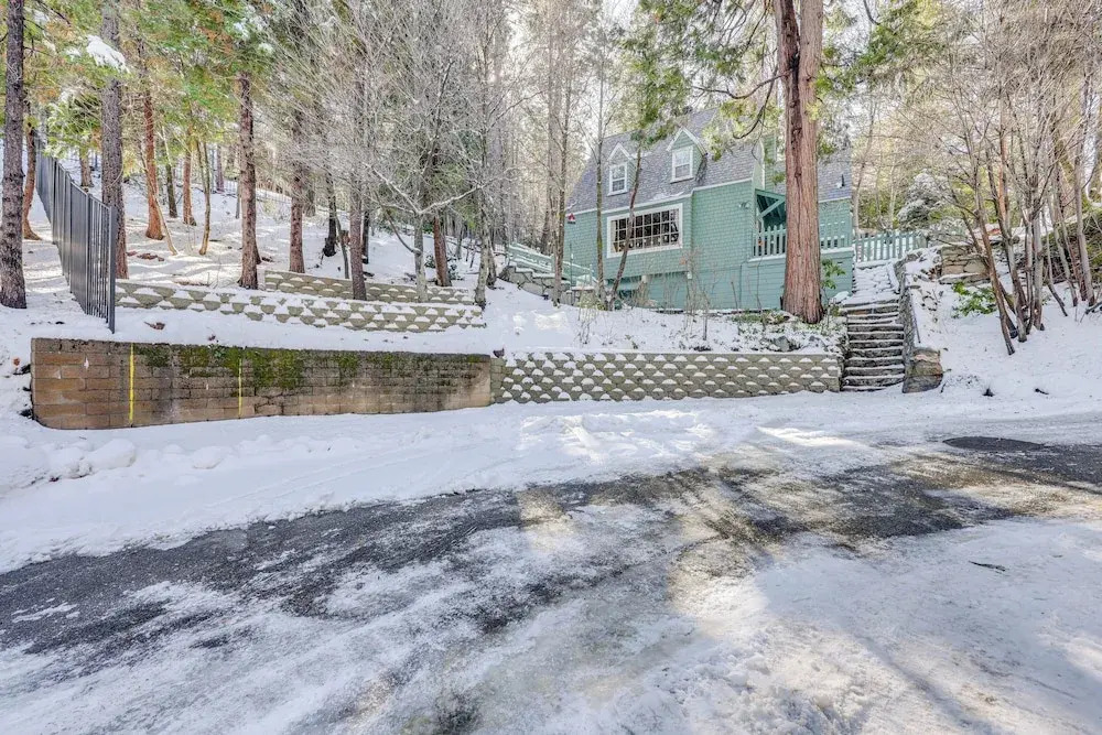 Walkable 'green Gables Cottage' in Lake Arrowhead