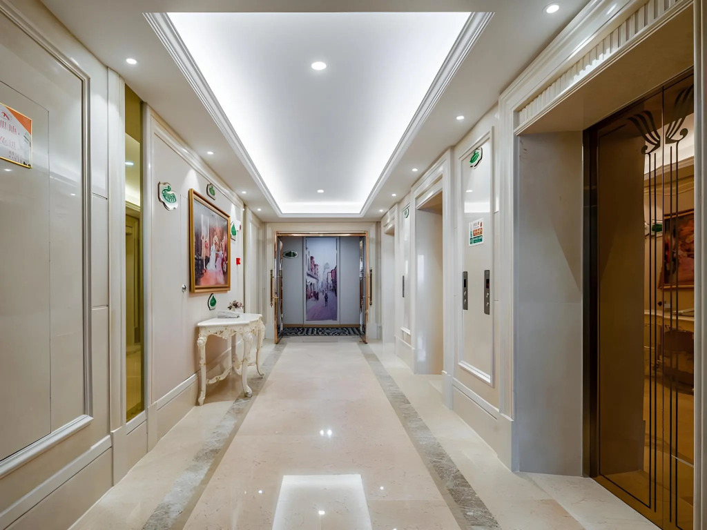Vienna Hotel (Qujing High Speed Railway Station Wuguanyi Center)