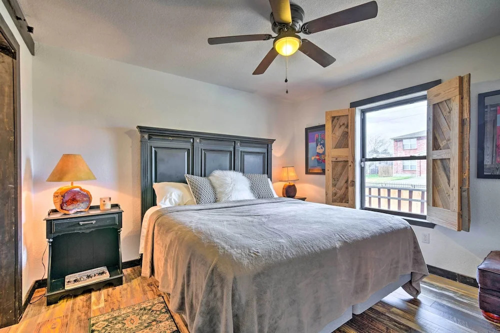 4 Mi to Dtwn: Rustic Fort Worth Apt