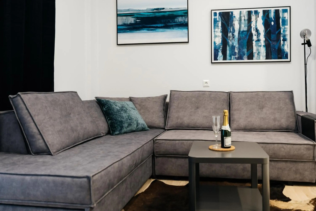 Rent Me (Affordable apartment in Athens)