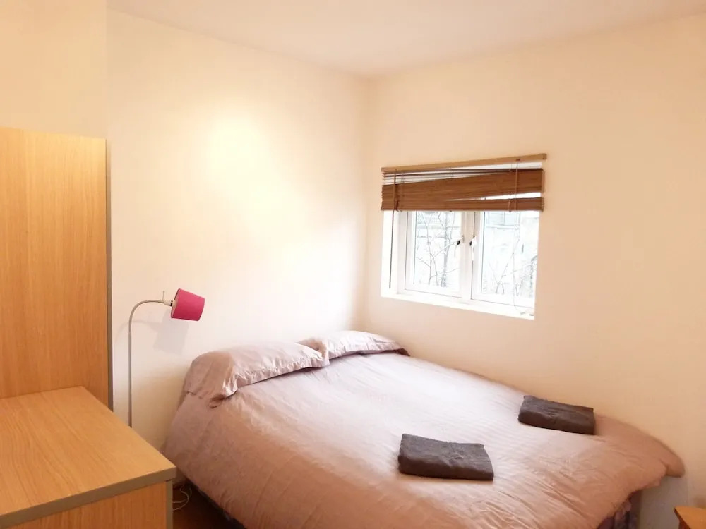 SS Property Hub - Family Apartment in Kensington