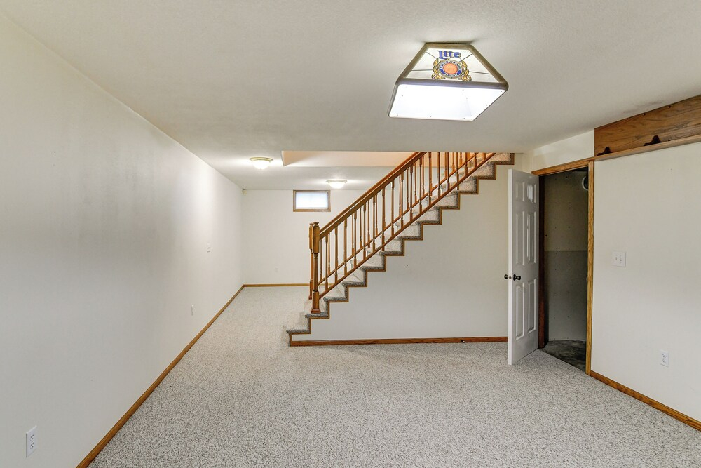 Des Moines Suburb Stay w/ Spacious Layout & Deck!