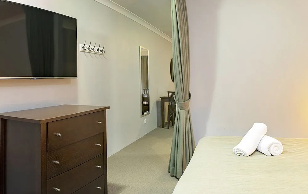 Horizons 418 - Lake Jindabyne Waterfront