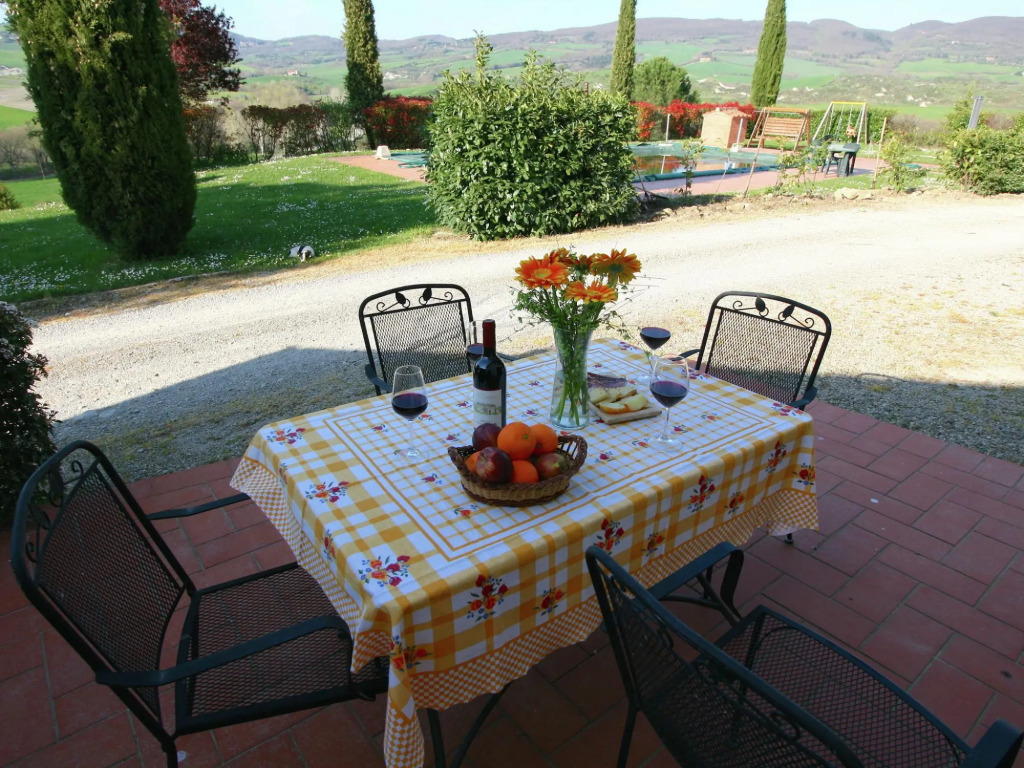 Modern Farmhouse in Pienza with Pool