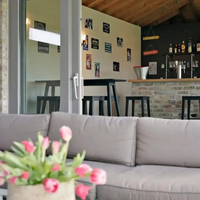 Spectacular Holiday-villa With Lounge-area and bar
