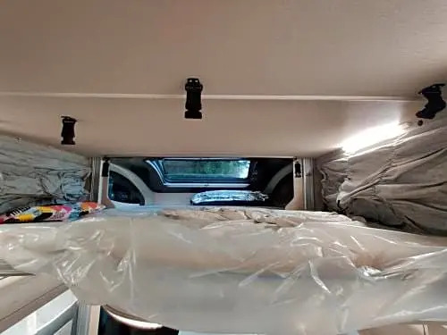 Motorhome -3 double beds OVERNIGHT PARKING N UK LICENSE REQUIRED