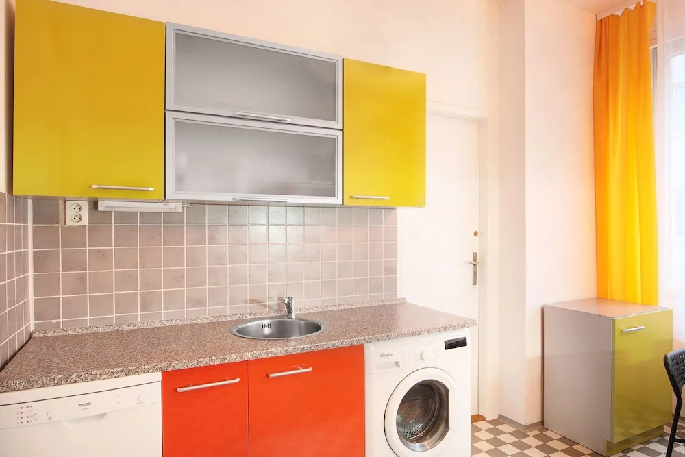 City Center Apartment for 7 people walking distance to Old Town by easyBNB