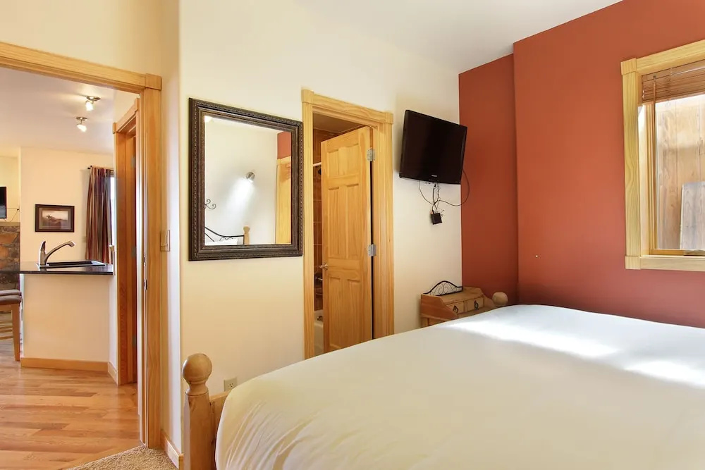 Chiefs Head Peak 21b 2 Bedroom Condo by RedAwning