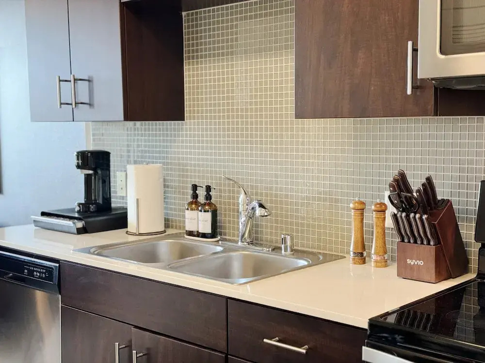 Beautiful 1 BR in LA Gym Pool 10mins to Cedar