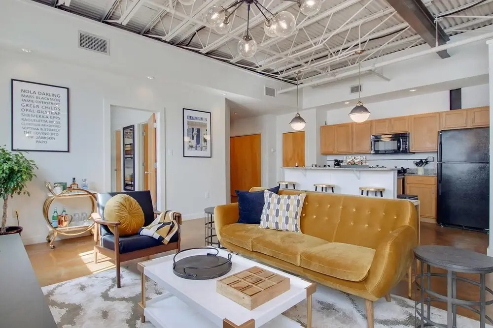 Stylish 2br/2ba Apt in Warehouse District by Domio
