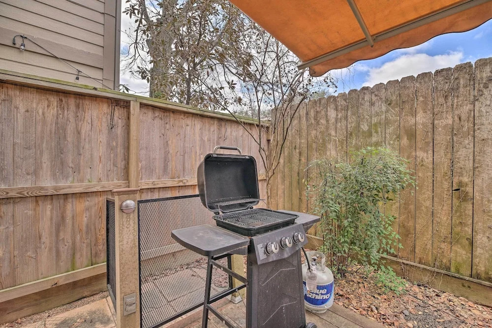 2,500 Sq Ft Townhome - Walk to Central River Oaks!