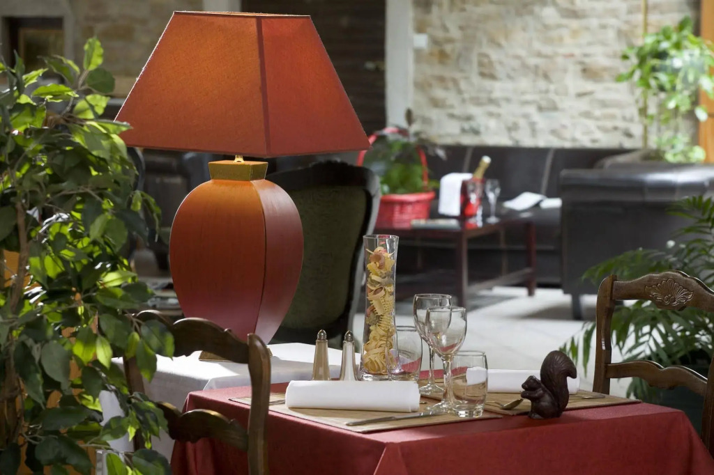 Logis Hôtel Tante Yvonne & son restaurant semi-gastronomique - Lyon Nord