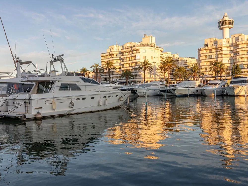 Peaceful Apartment in Empuriabrava with Terrace near Beach