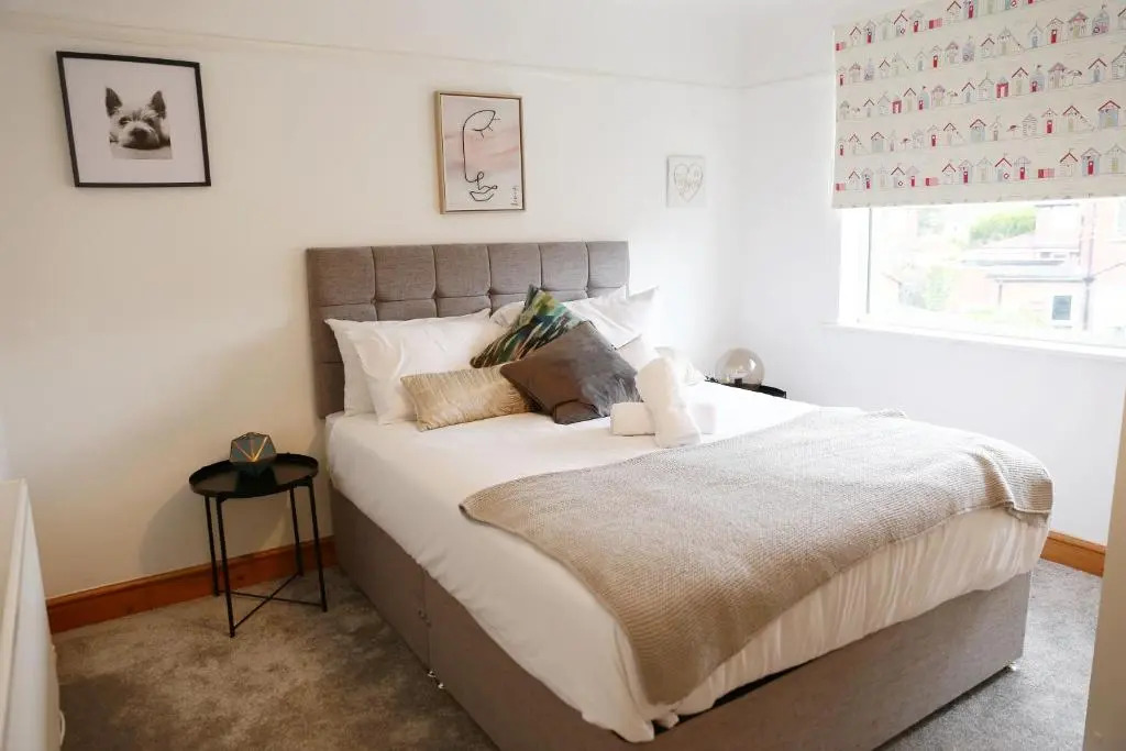 3BR House Sleeps 8 Close to Chester Zoo