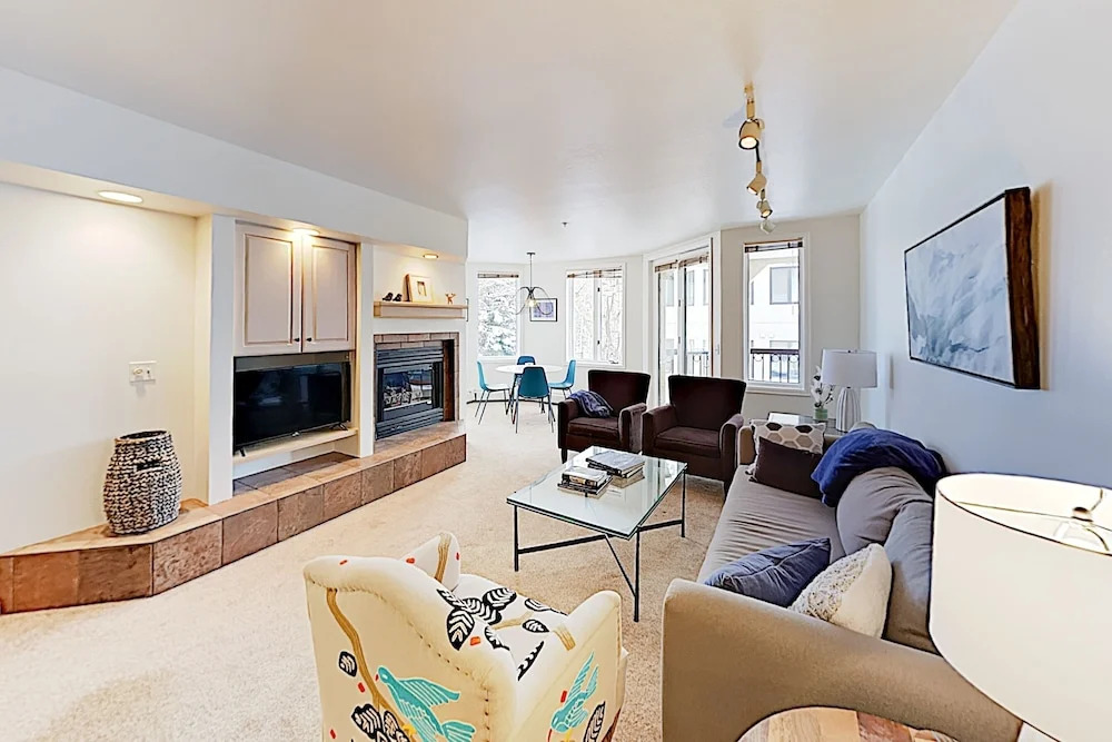 New Listing! Ski W/ Pool & Spa, Near Lifts 3 Bedroom Condo