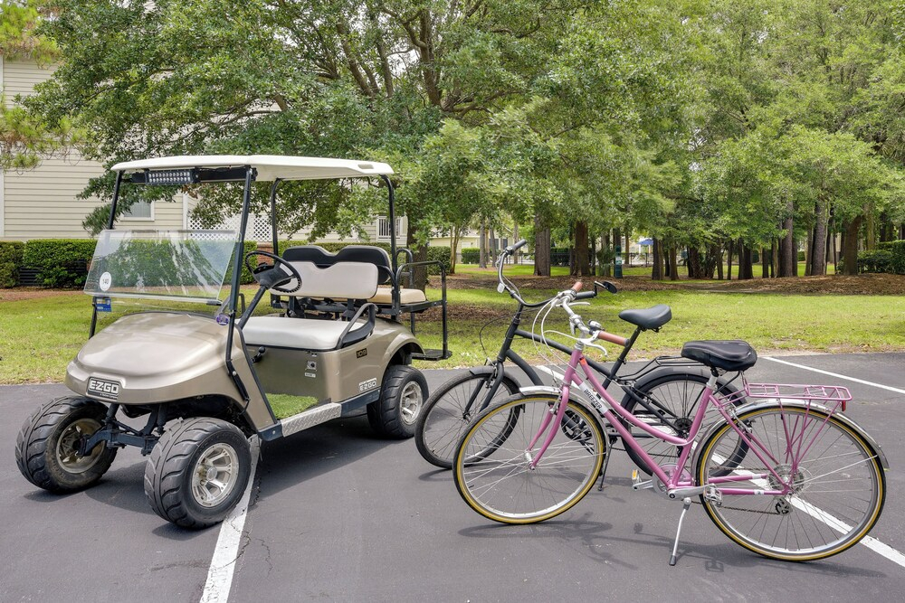 Mount Pleasant Condo w/ Pool & Bikes: Near Beach!