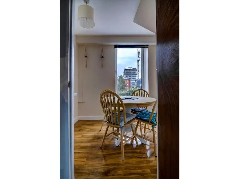 Stylish and Charming City Centre apt for 6