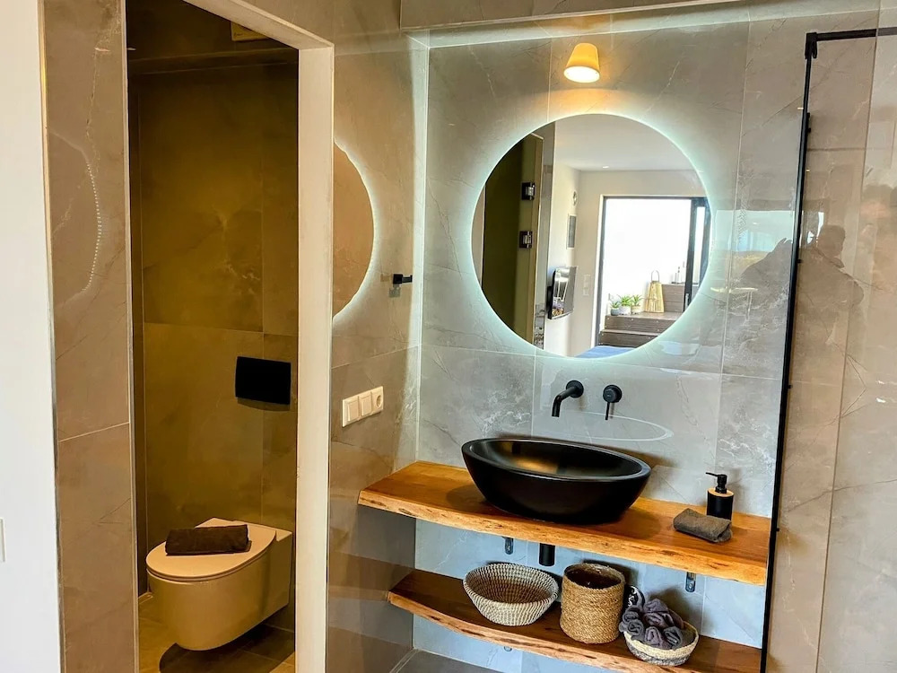 Room-luxury Suite With a Queens Double b