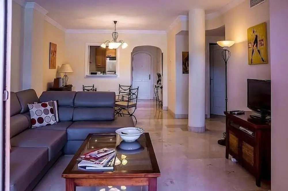 2 Bed Apartment Sleeps 4 - Pool Access - Garden