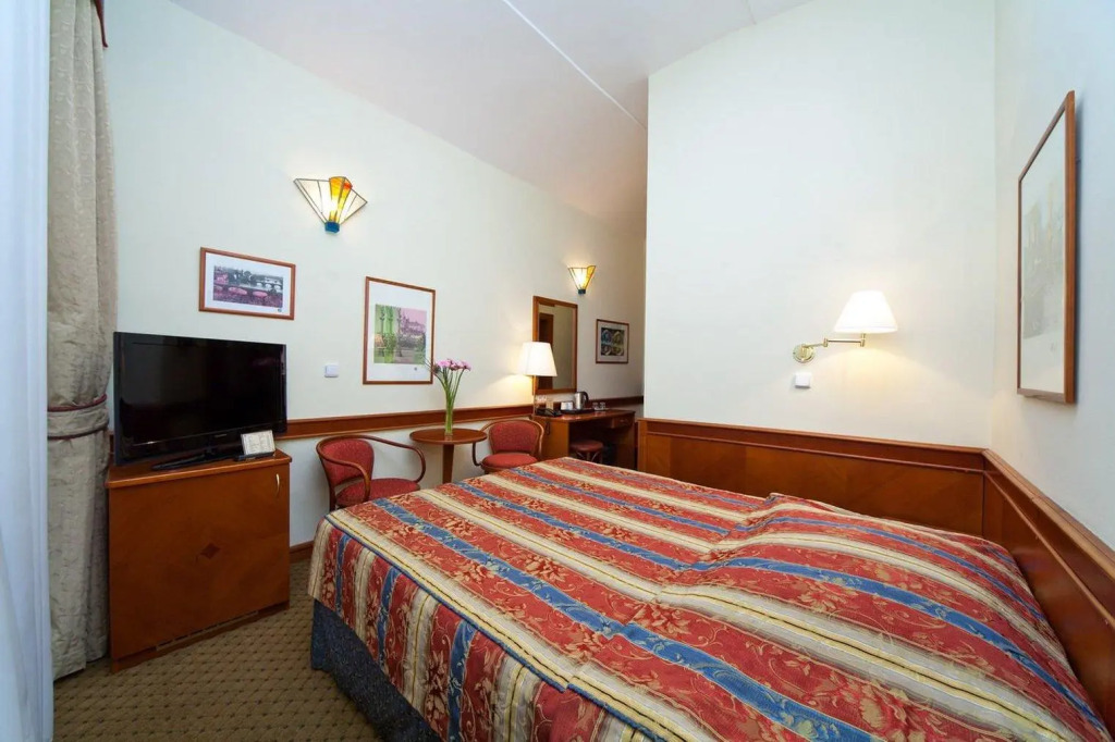 Hotel 16