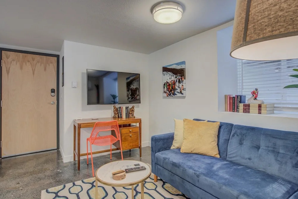 Trendy Urban Neighborhood & Dog-friendly Downtown