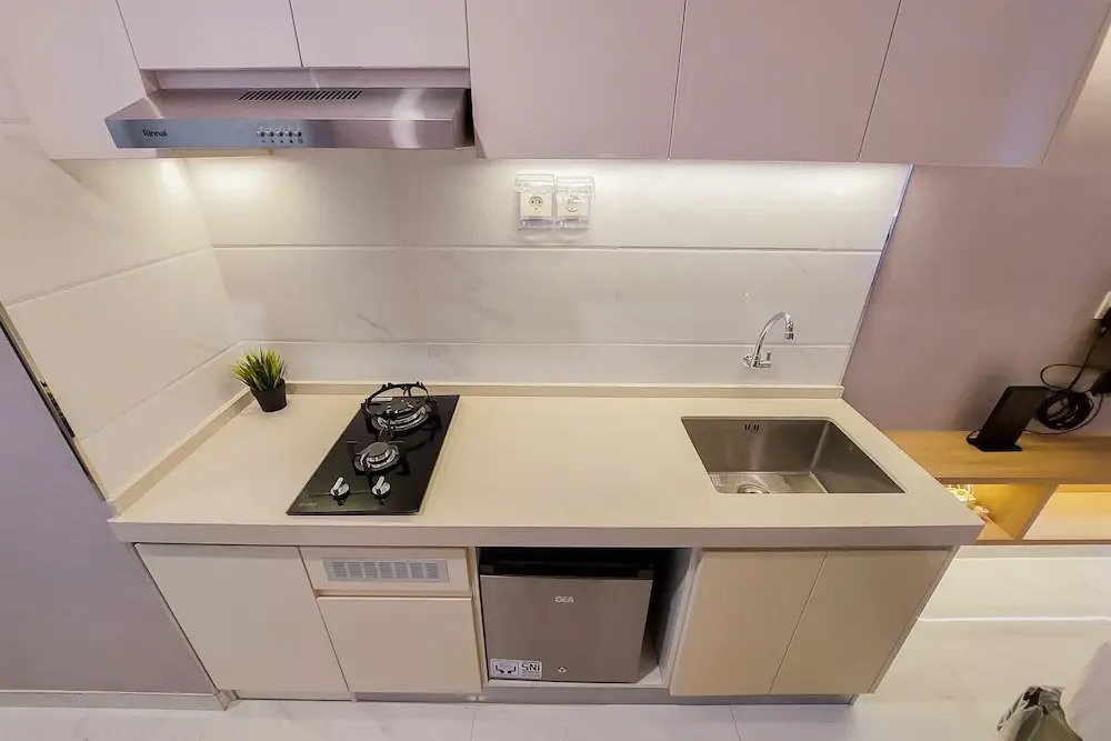 Elegant and Comfy Studio at Sky House BSD Apartment By Travelio