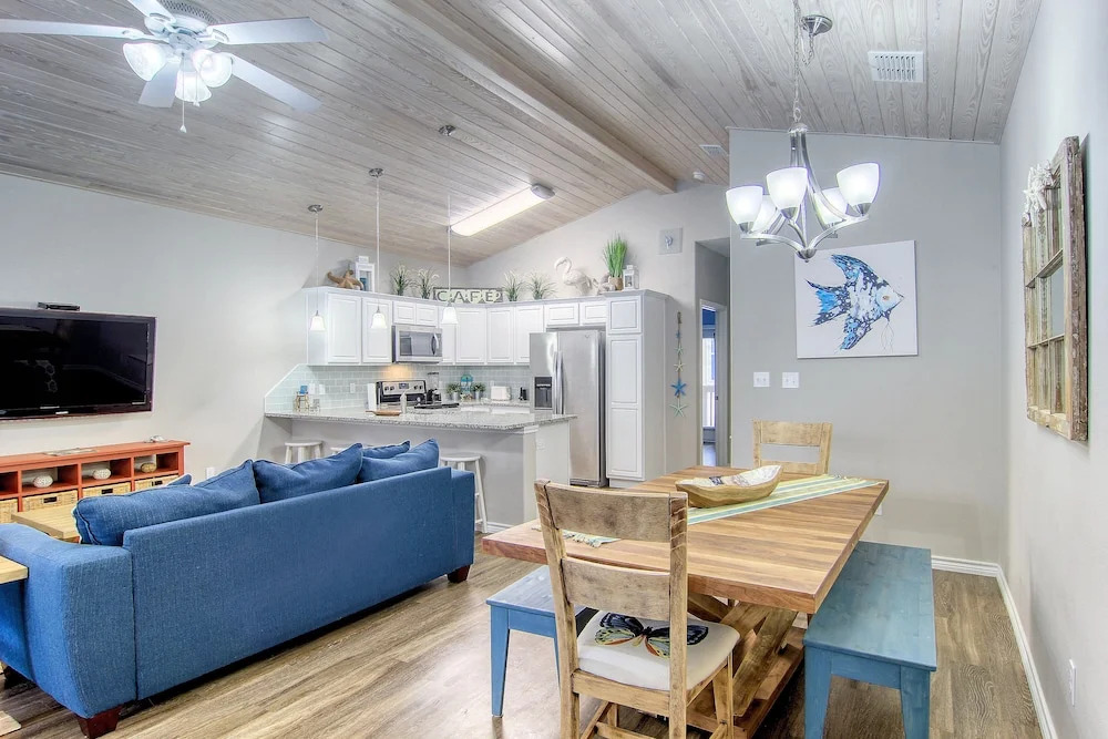 Beach-i-licious 4 Bedrooms 3.5 Bathrooms Townhouse
