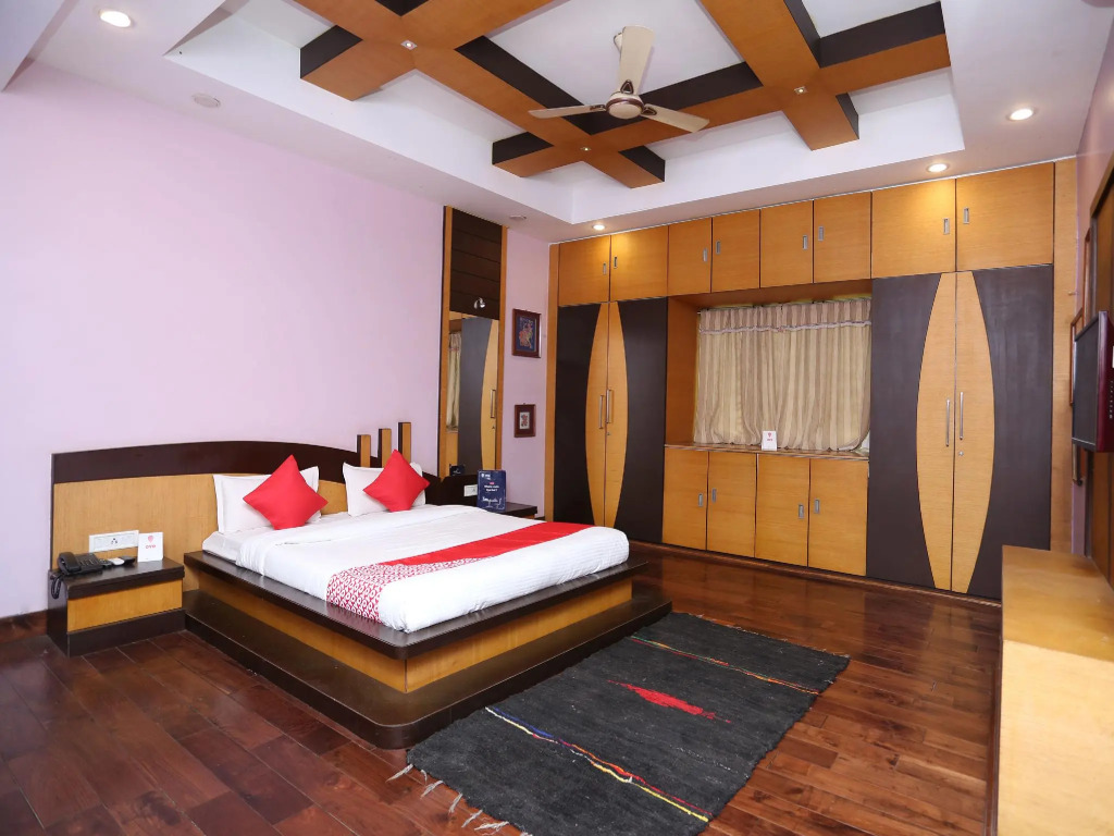 OYO 11345 Hotel White House Inn