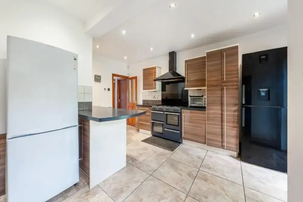 5-bed House - Sleeps 10 - Garden - Parking