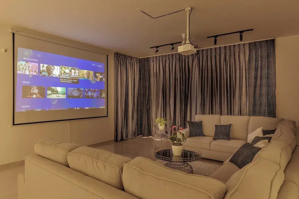 Golf View Home by StayJade Luxury HugeLawn4BHK