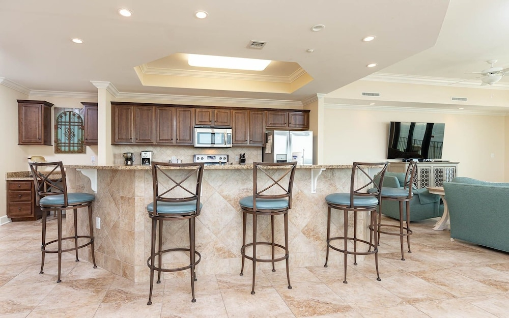 The Oasis 1801 Formerly Phoenix West Ii 1801 4 Bedroom Condo