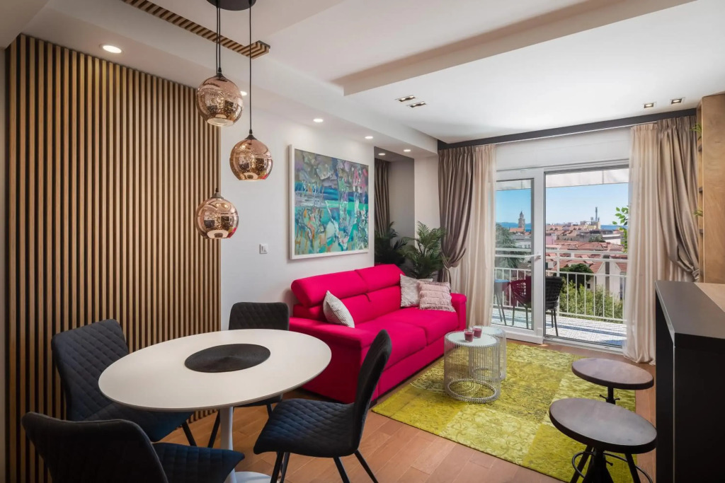 V Luxury Apartment