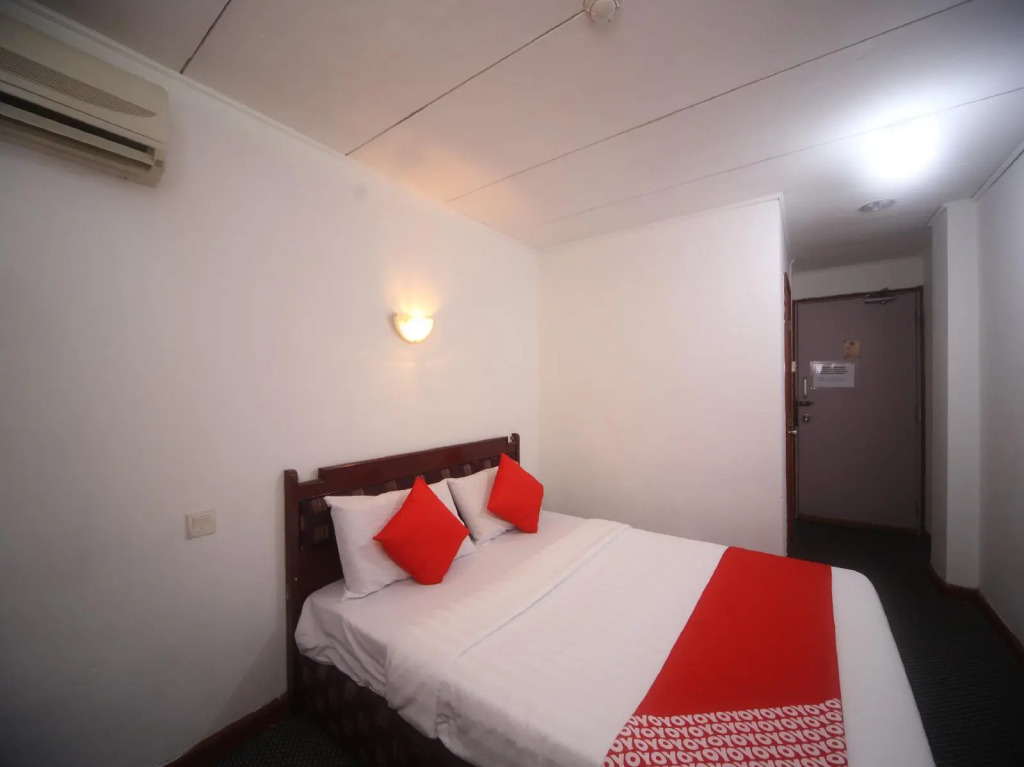 OYO 699 Plaza Hotel