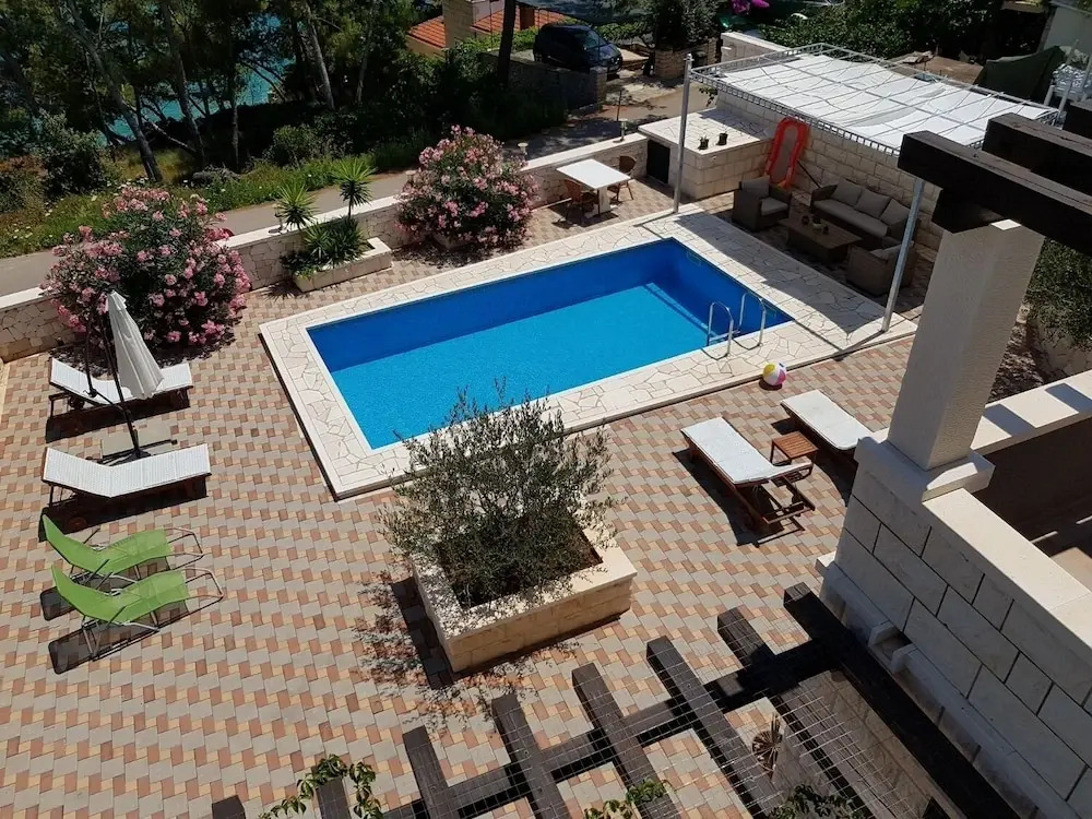 Sandra - With Swimming Pool - H