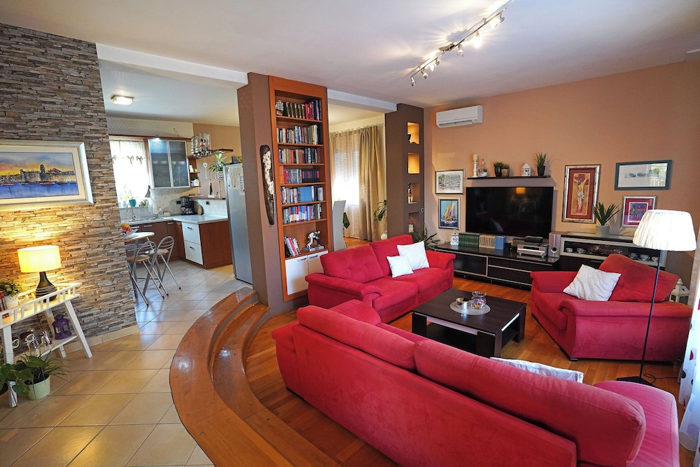 House Tago