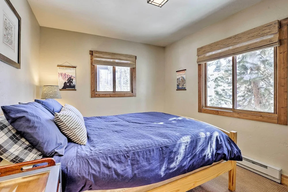 Spacious Grand Lake Cabin w/ Hot Tub & Deck