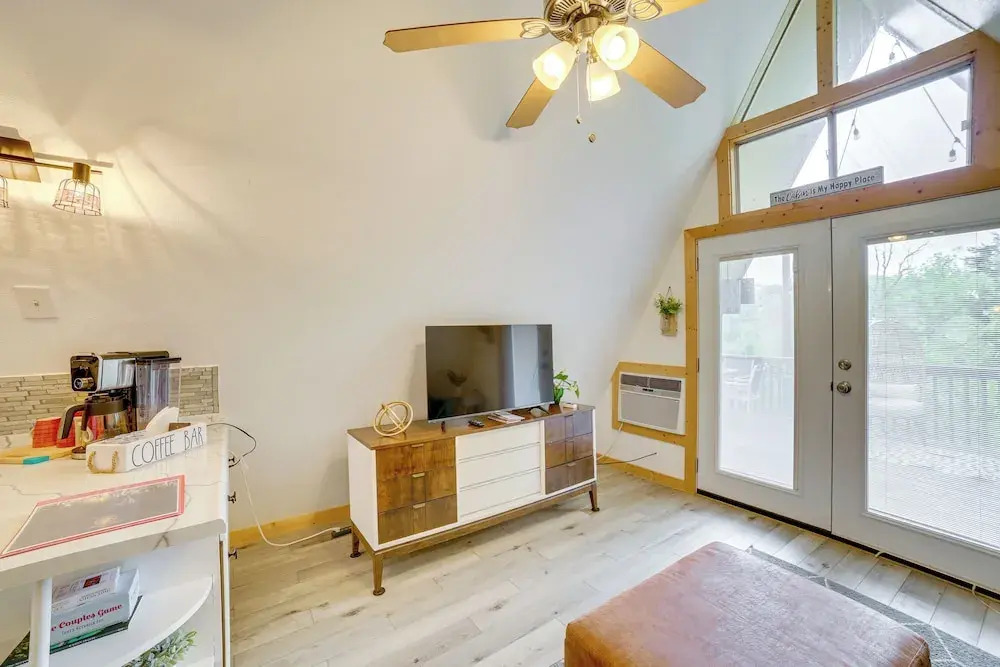 Cozy Cabin w/ Fire Pit: Walk to Lake Taneycomo!