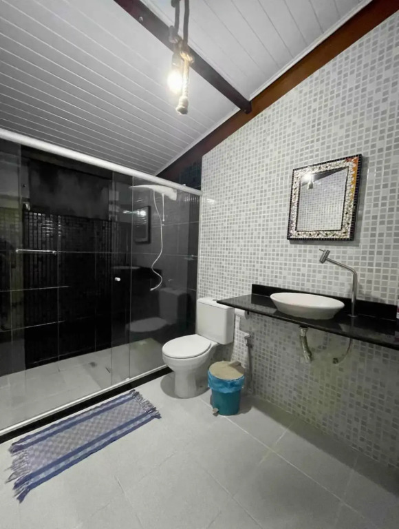 Casa da mata com piscina natural em condomínio