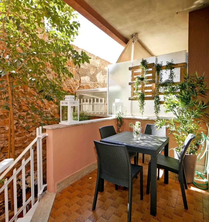 Trastevere Apartment with Patio