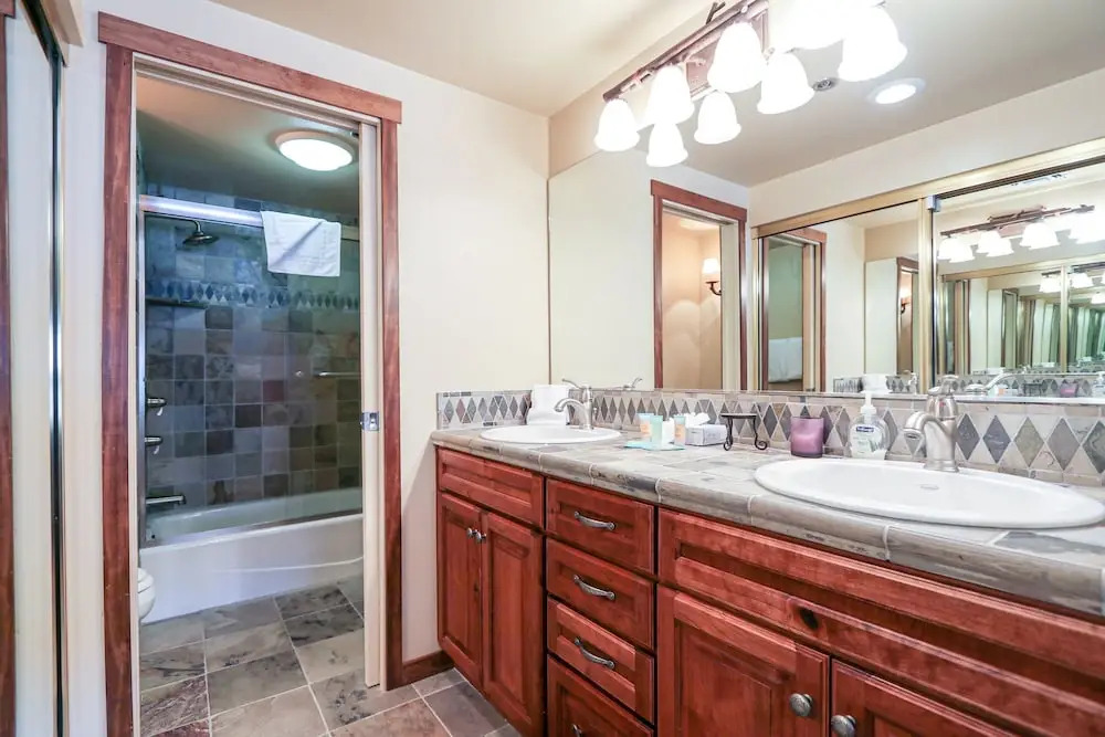 Silver Bear 22 Pet-Friendly, Cozy, Underground Parking, Walk to Canyon Lodge by RedAwning