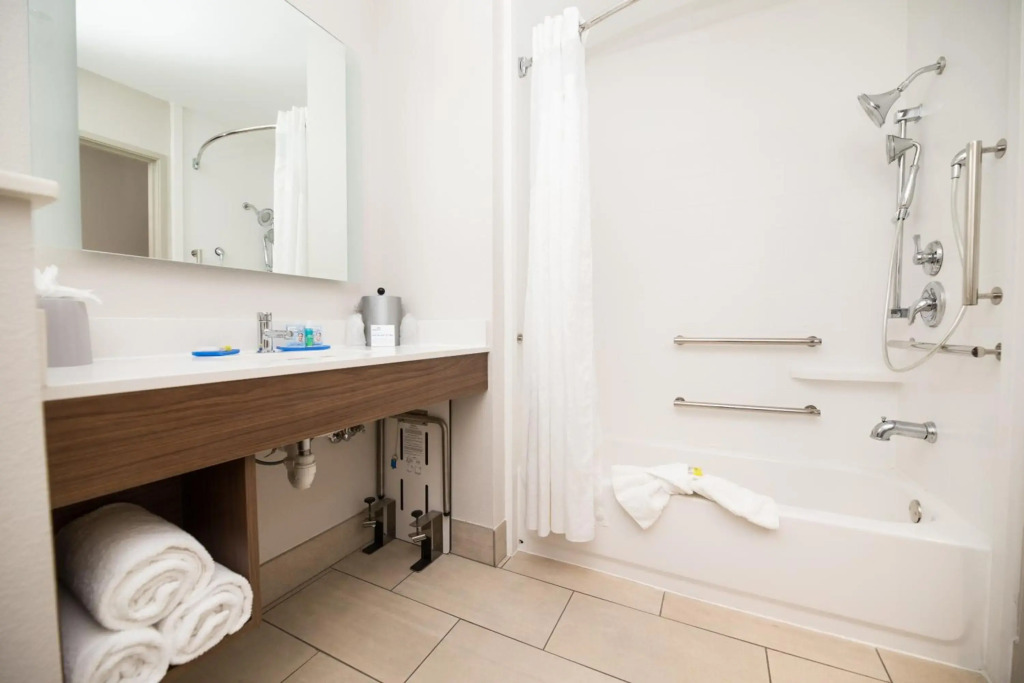 Holiday Inn Express Hotel & Suites Clinton by IHG