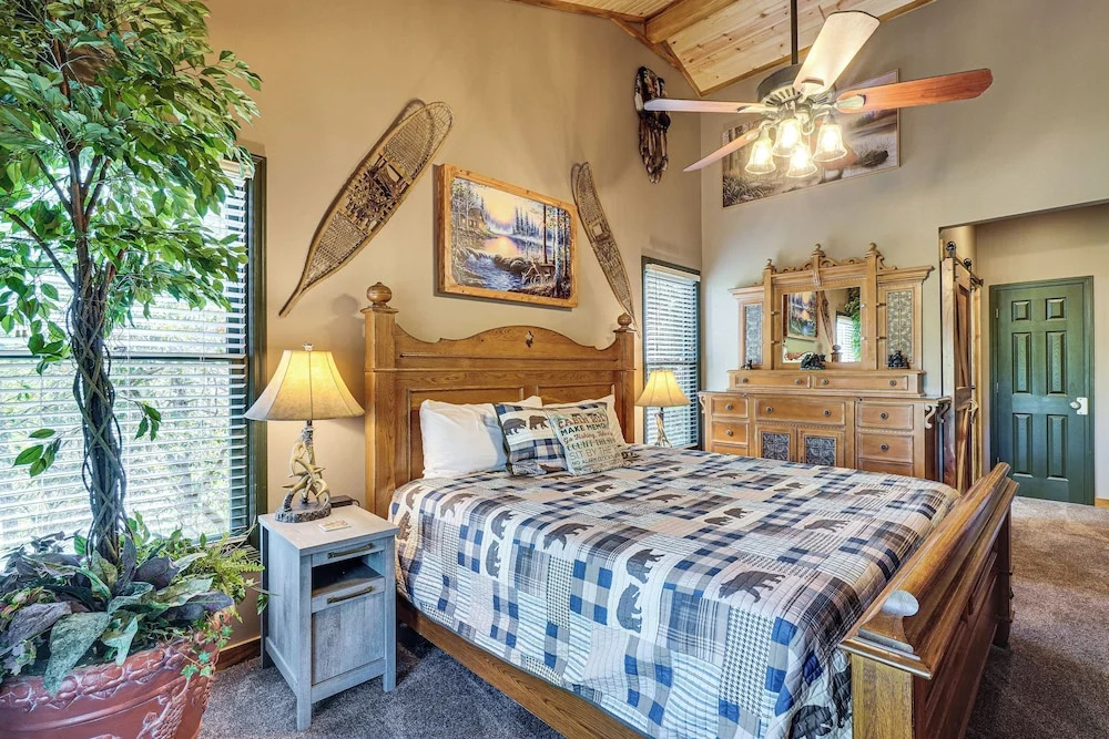 4 Mi to Gatlinburg Strip: Serene Cabin w/ Hot Tub!