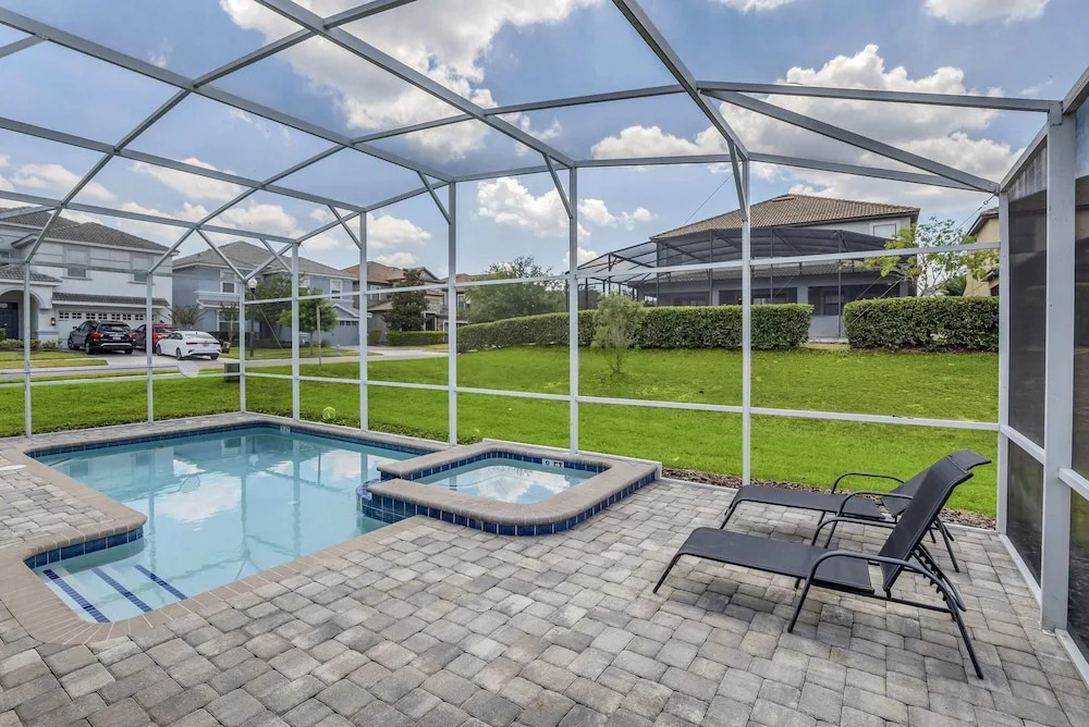 Luxurious, Grand Home, Themed Bedrooms and Large Pool Area #8cg099