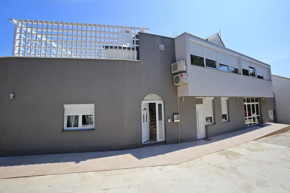 Deluxe MKC Apartments