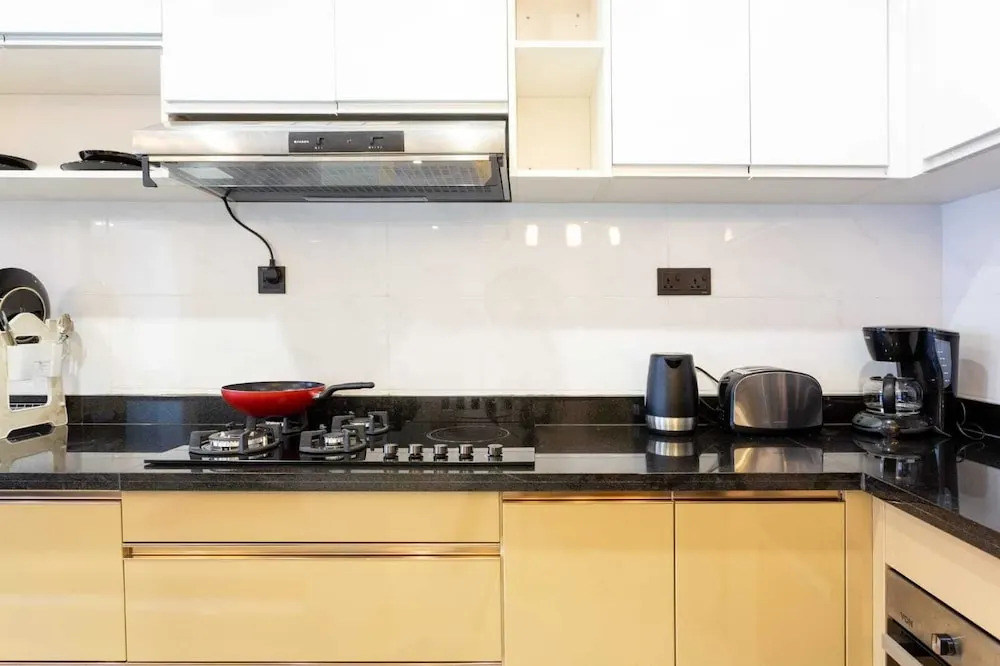 Lux Suites Urban Oasis Apartment