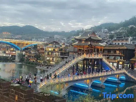 Yunshuiyao Serene Courtyard Homestay (Fenghuang Ancient Town)