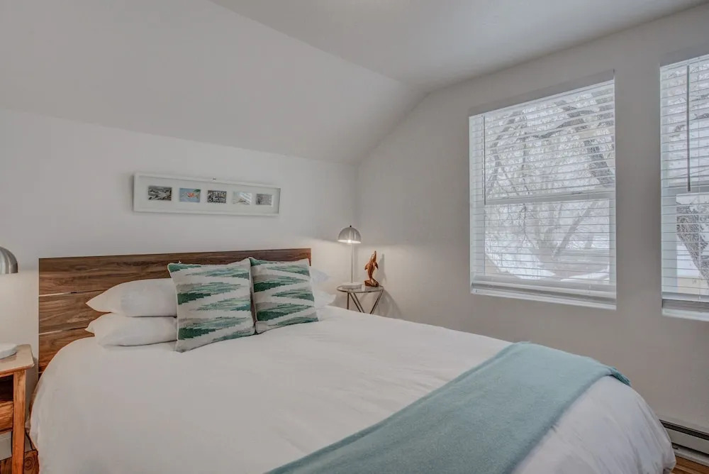 1BR Downtown Urbanitydining, Drink, Cafes & Escape