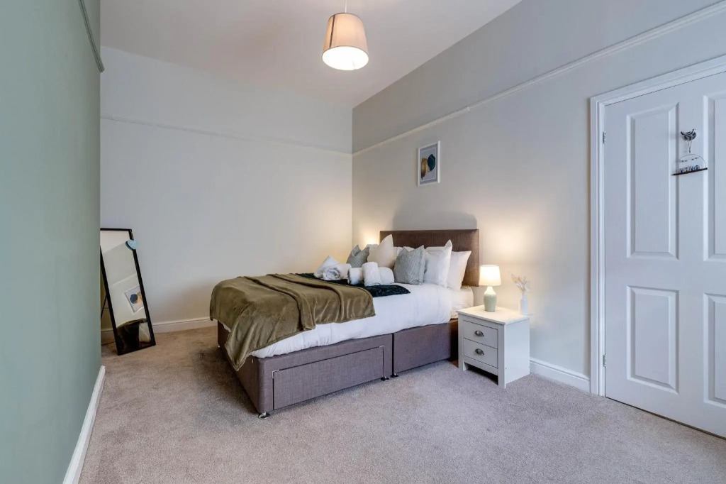 Luxury 2 Bed Garden Apartment With Parking