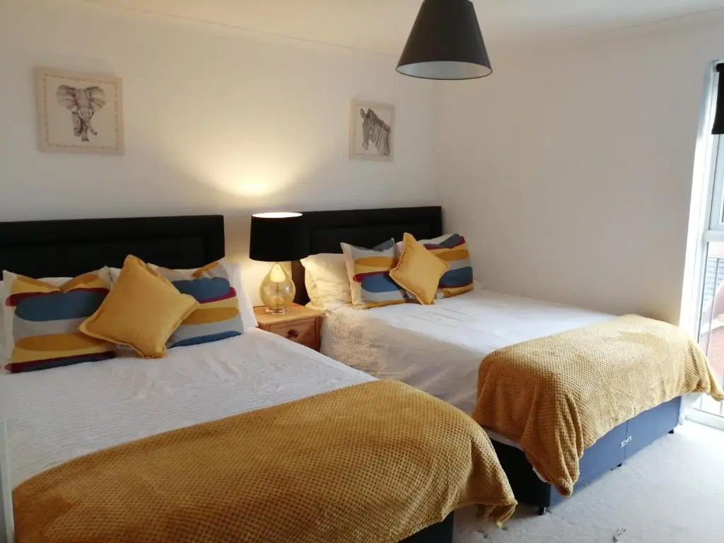 Spacious townhouse with sea views near Cardiff
